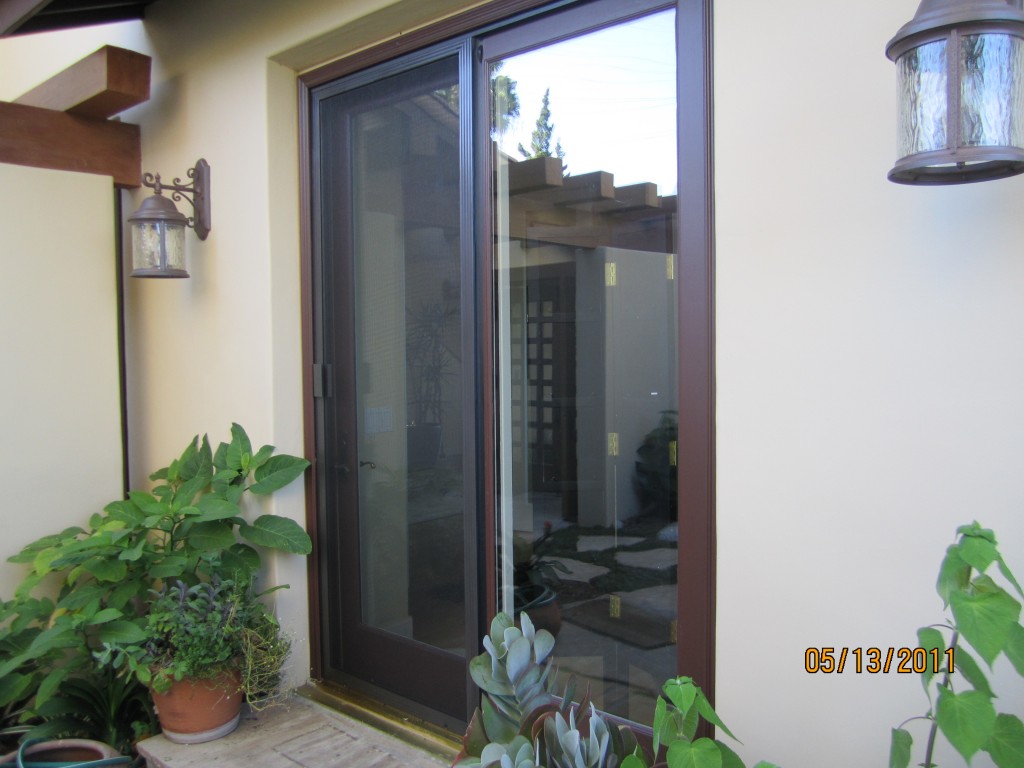 Double Sliding Screen Doors Thousand Oaks | mobile scren service installing screen doors in thousand oaks